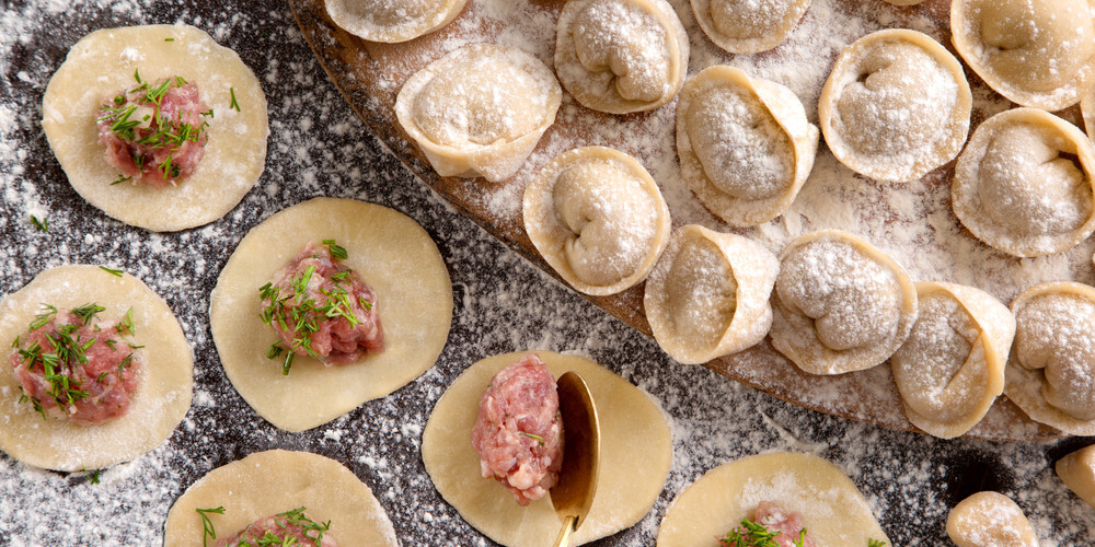 Ņem vērā: laba mīkla ir tāda, kas nelīp pie rokām un plāni izrullēta neplīst.