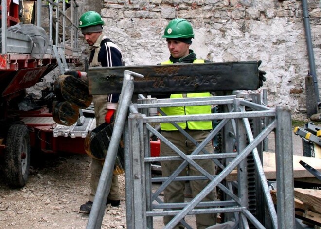 Cēsu Svētā Jāņa baznīcas jumta kupolā atrod unikālu vairāk nekā 100 gadus senu kapsulu