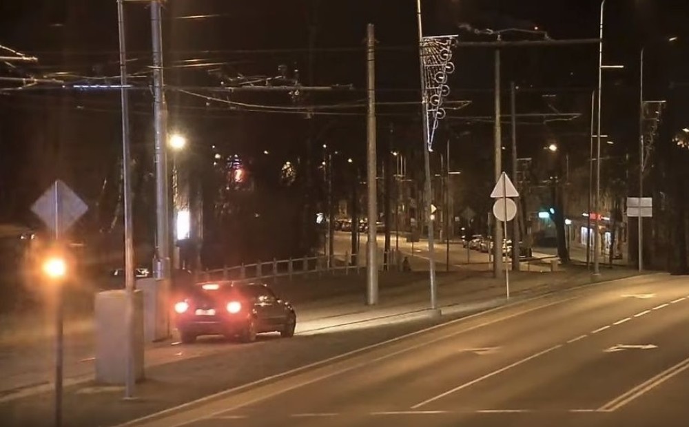 Daugavpilī piedzērusies autovadītāja gandrīz sabrauc gājēju un noparkojas uz tramvaja sliedēm