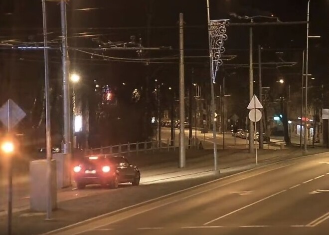 VIDEO: Daugavpilī piedzērusies autovadītāja gandrīz sabrauc gājēju un noparkojas uz tramvaja sliedēm