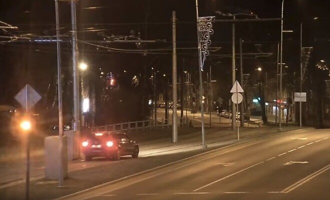 Daugavpilī kāda piedzērusi autovadītāja nakts laikā neloģiski riņķojusi pa pilsētu, gandrīz notriekusi gājēju un beigu galos savu auto atstājusi uz tramvaja sliedēm.