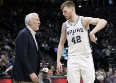 Dāvis Bertāns un Sanantonio "Spurs" treneris Gregs Popovičs.