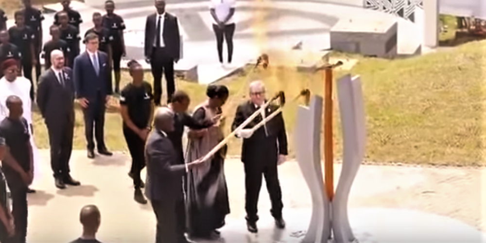Žans Klods Junkers ar lāpu gandrīz aizdedzina Ruandas prezidenta kundzi