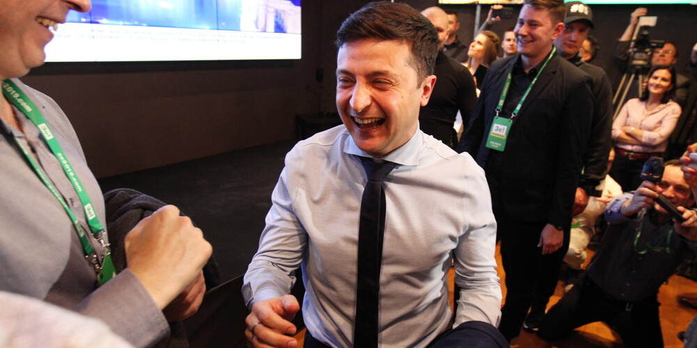Aptauja liecina, ka Ukrainas prezidenta vēlēšanu otrajā kārtā uzvarēs komiķis Zelenskis