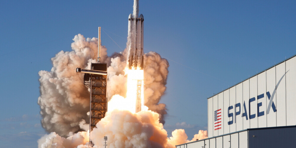 "SpaceX" raķetes "Falcon Heavy" pirmais komerclidojums kosmosā ir izdevies