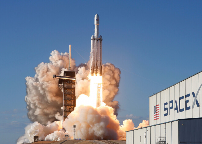 "SpaceX" raķetes "Falcon Heavy" pirmais komerclidojums kosmosā ir izdevies