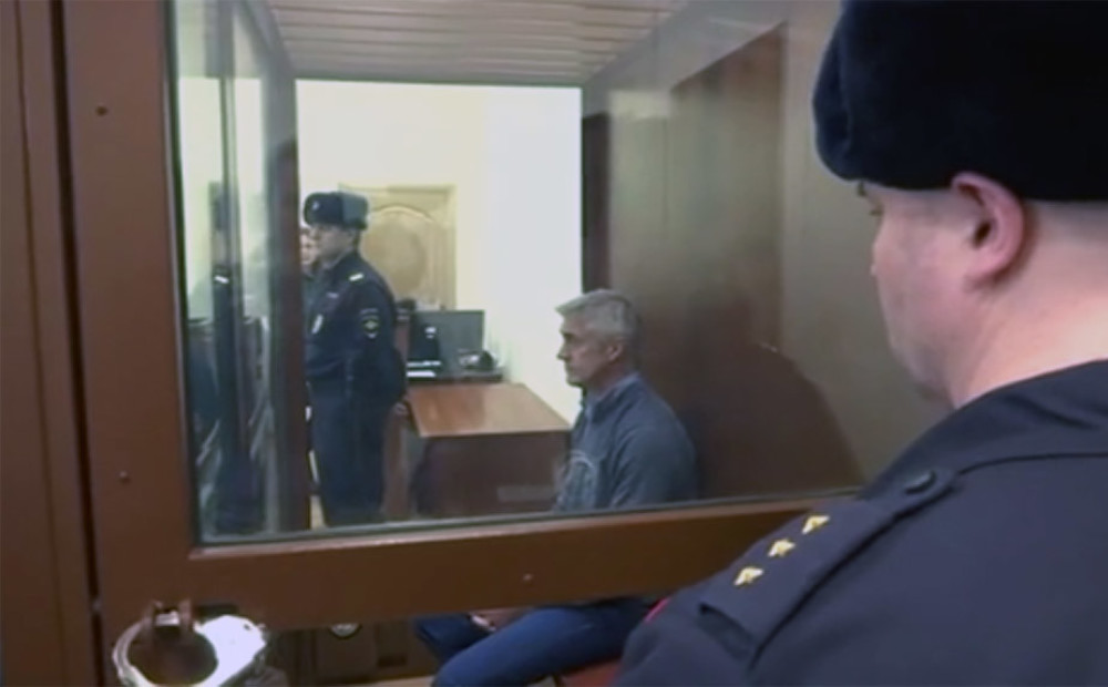 Krievijas tiesa amerikāņu uzņēmējam Maiklam Kalvi apcietinājumu nomaina pret mājas arestu