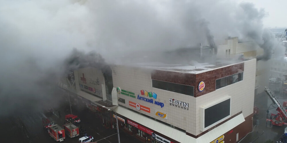 Krievijas tiesā nonākusi pirmā lieta par Kemerovas lielveikala traģisko ugunsgrēku, kas prasīja 60 cilvēku dzīvības