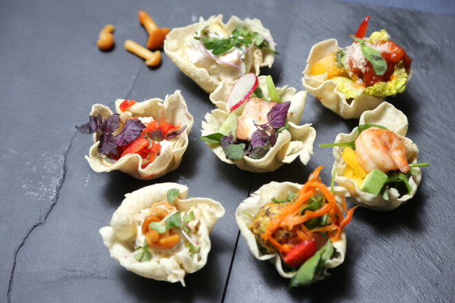 Jaunās banketu ēdienkartes nagla - dažādi salāti pašu ceptos zirņu miltu popodum groziņos