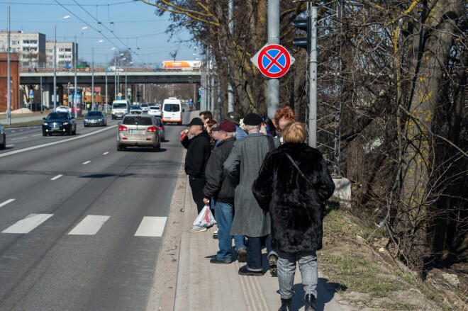 Ietve virzienā uz centru ir šaura, un apzinīgākie gājēji pie pārejas drūzmējas rindā.