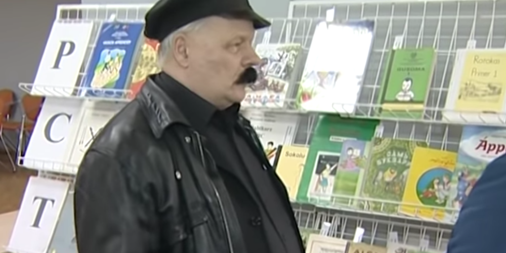 Svastikas dēļ Krievijā aizliedz latviešu kolekcionāra ābeču izstādi un konfiscē grāmatas