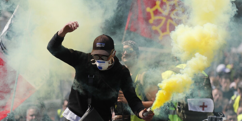 Nerimstas protesti Francijā: Tulūzā "dzeltenās vestes" karo ar policiju