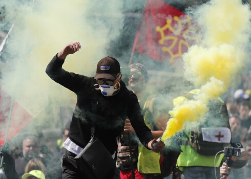 Nerimstas protesti Francijā: Tulūzā "dzeltenās vestes" karo ar policiju