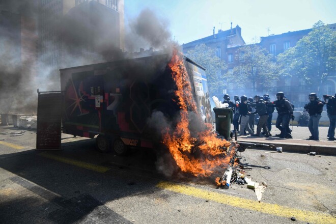 Policisti pret protestētājiem likuši lietā asaru gāzi, savukārt protestētāji aizdedzinājuši kādu ielā novietotu treileri.