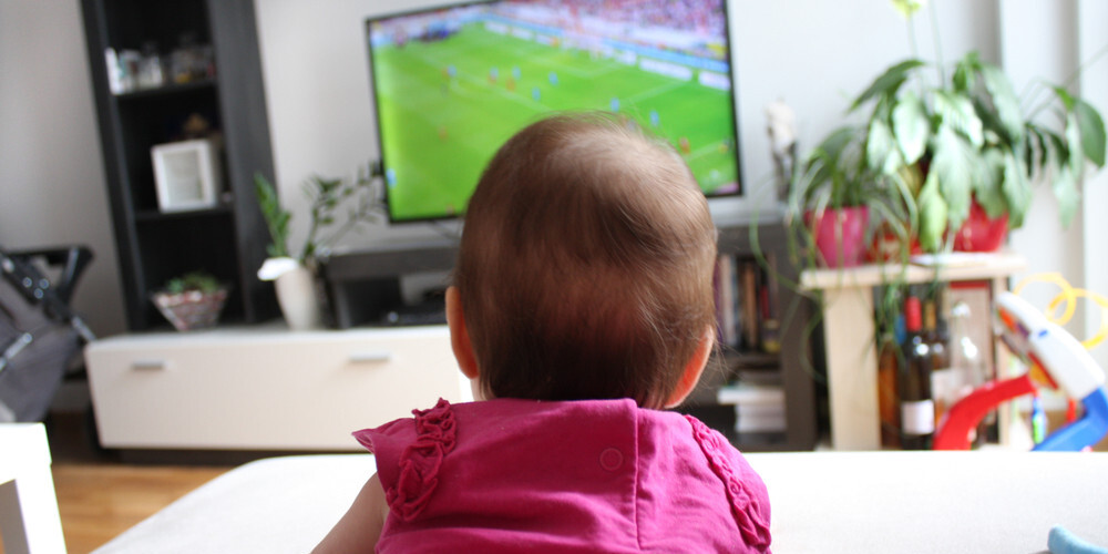 Fonā ieslēgts televizors. Tas negatīvi ietekmē bērnu un pieaugušo veselību!