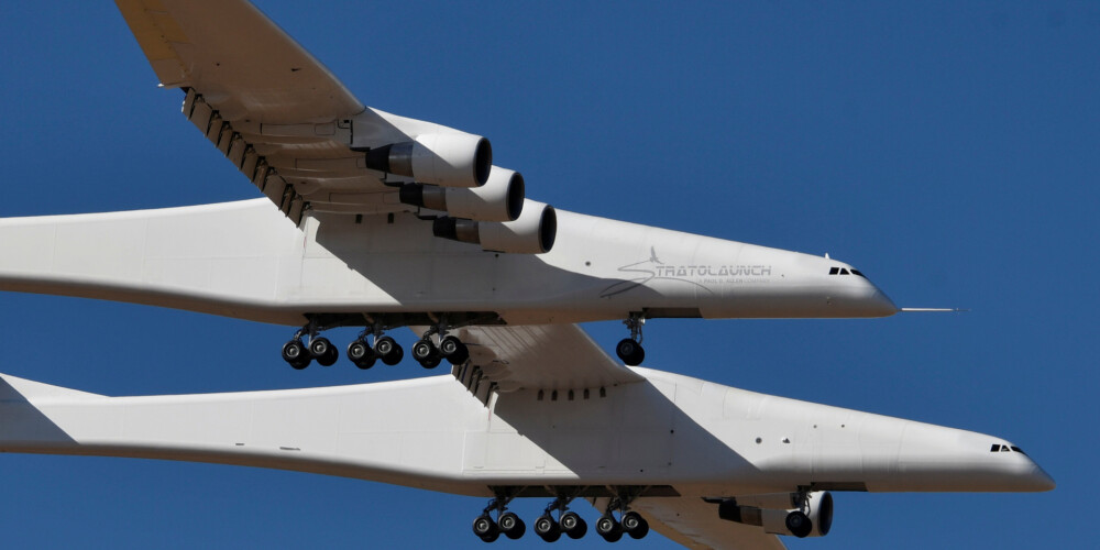 Iespaidīgi foto: pasaules lielākā lidmašīna veikusi izmēģinājuma lidojumu