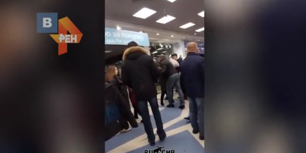 Шокирующее видео: разъяренный мужчина избил женщину и ребенка в супермаркете