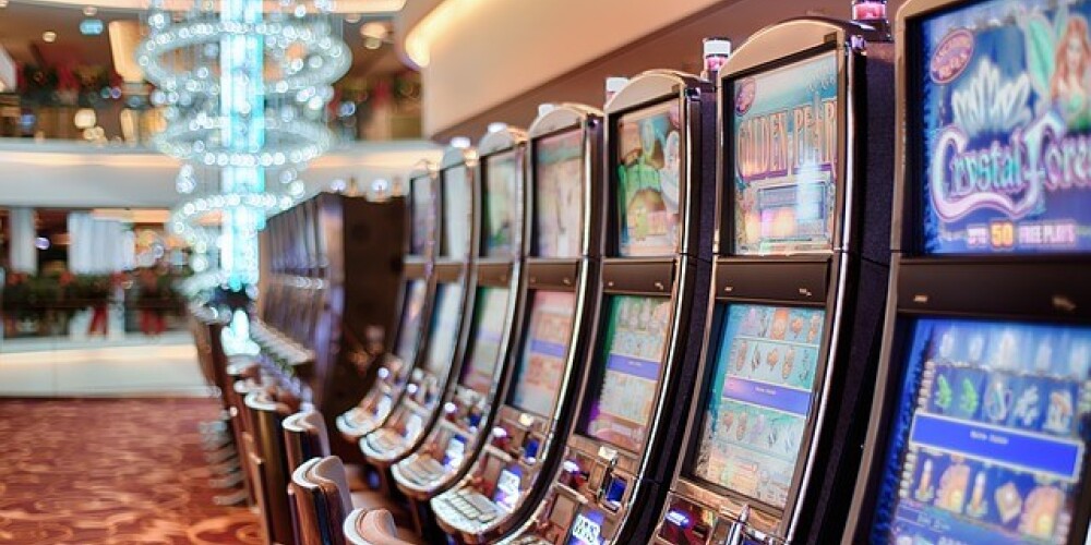 "Если ты рядом с игровыми автоматами, то подцепишь эту заразу": житель Латгалии рассказал, как азартные игры разрушили его жизнь