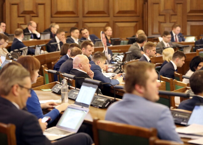 Saeima devusies Lieldienu brīvdienās