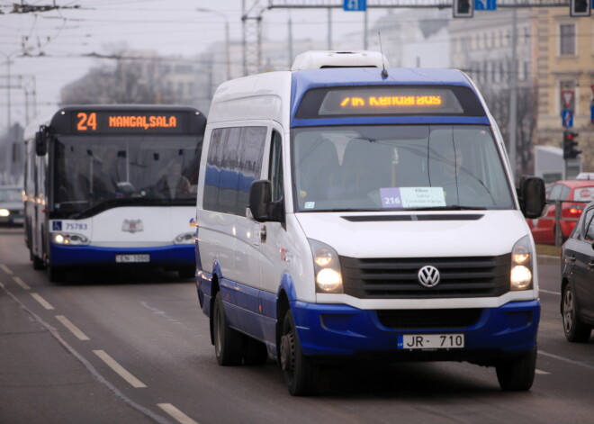 Jautājumā par invalīdu pārvadājumiem Rīgas sabiedriskajā transportā iesaistīta arī Valsts policija