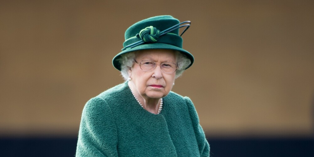 Королева Елизавета II шокировала британцев редким отступленим в своем наряде