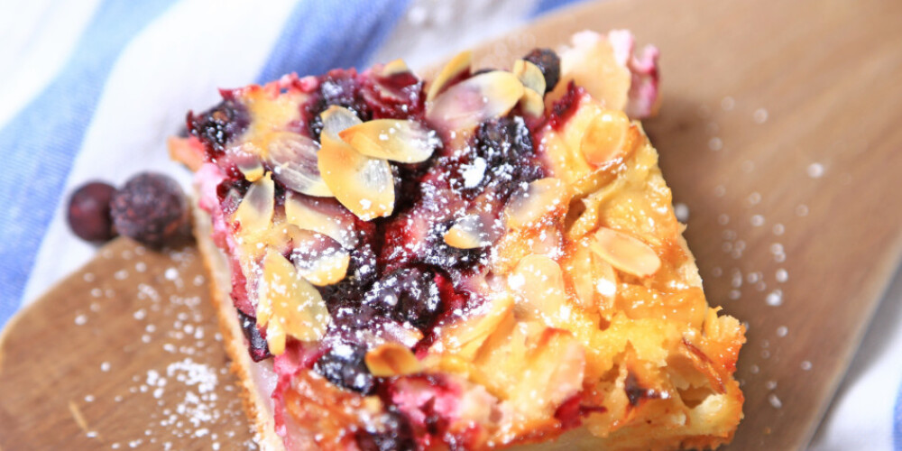 Plātsmaize ar ābolu-rabarberu pildījumu un drumstalām