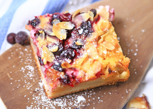 Plātsmaize ar ābolu-rabarberu pildījumu un drumstalām