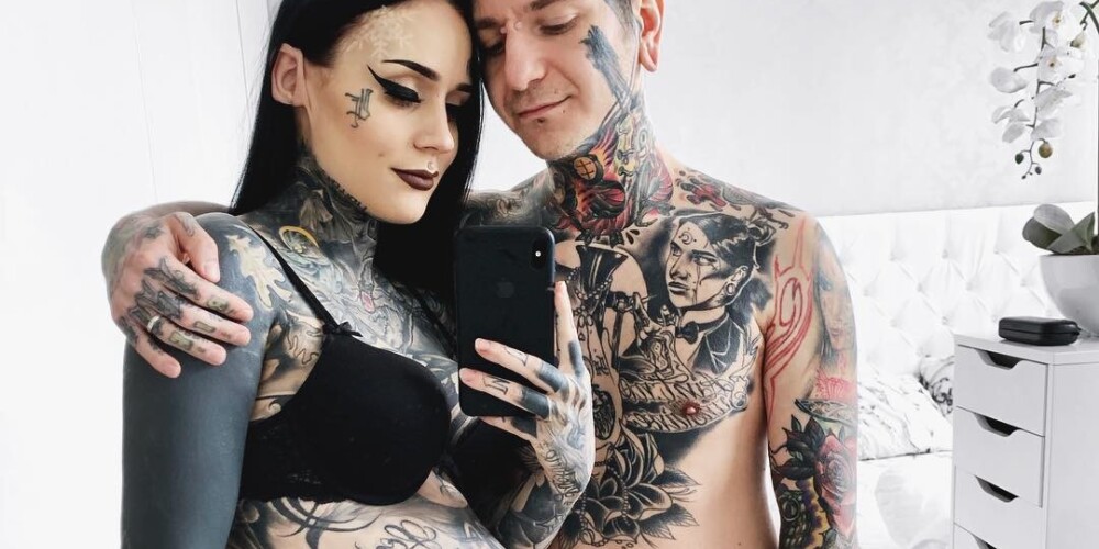 Pasaulslavenā tetovētā latviešu modele Monami Frosta laidusi pasaulē otru meitiņu