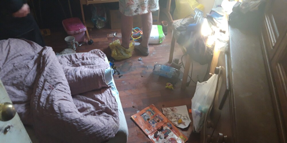 Lipīga grīda, suņu izkārnījumi, cigaretes - dzīvoklī Rīgā antisanitāros apstākļos atrod 3 guaša krāsu saēdušos bērnus