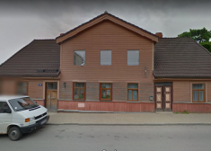 Šīs pēc ugunsgrēka atjaunotās ēkas bēniņos atrodas joprojām izdedzis "dzīvoklis", kas par nesamērīgi augstu cenu nopirkts izsolē.