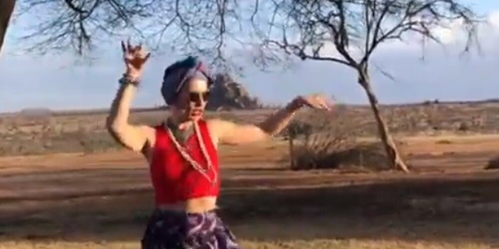 Ксения Собчак в Африке показала танец из «Рабыни Изауры»