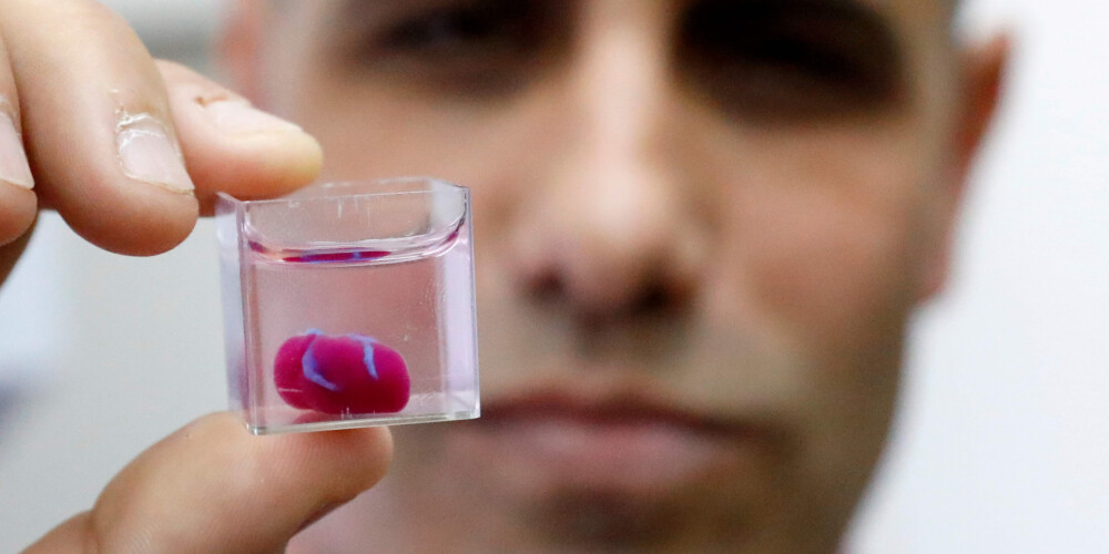 Zinātnieki Izraēlā prezentē ar 3D printeri, izmantojot cilvēku audus, radītu miniatūru sirdi
