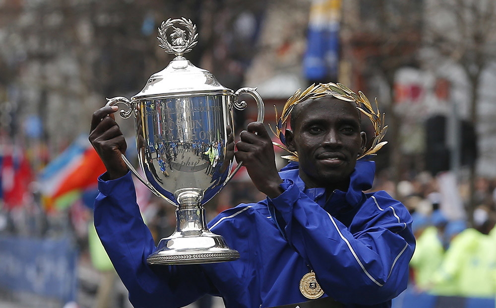 Kenijietis Čerono pēdējos metros izrauj uzvaru prestižajā Bostonas maratonā