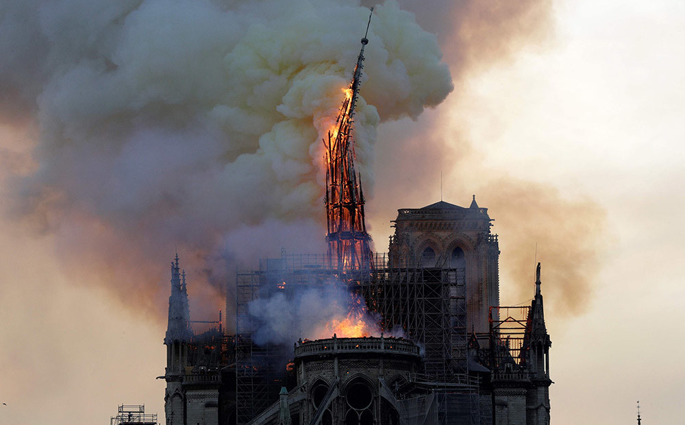Nodeg Francijas sirds - Parīzes Dievmātes katedrāle; nu jau sabrukusi torņa smaile