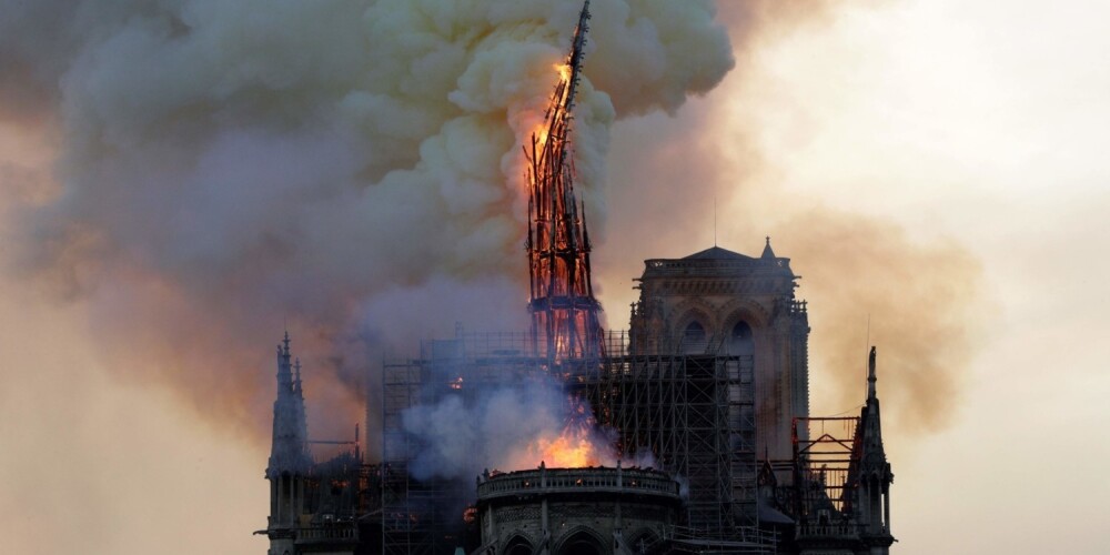 Обрушился шпиль собора Парижской Богоматери