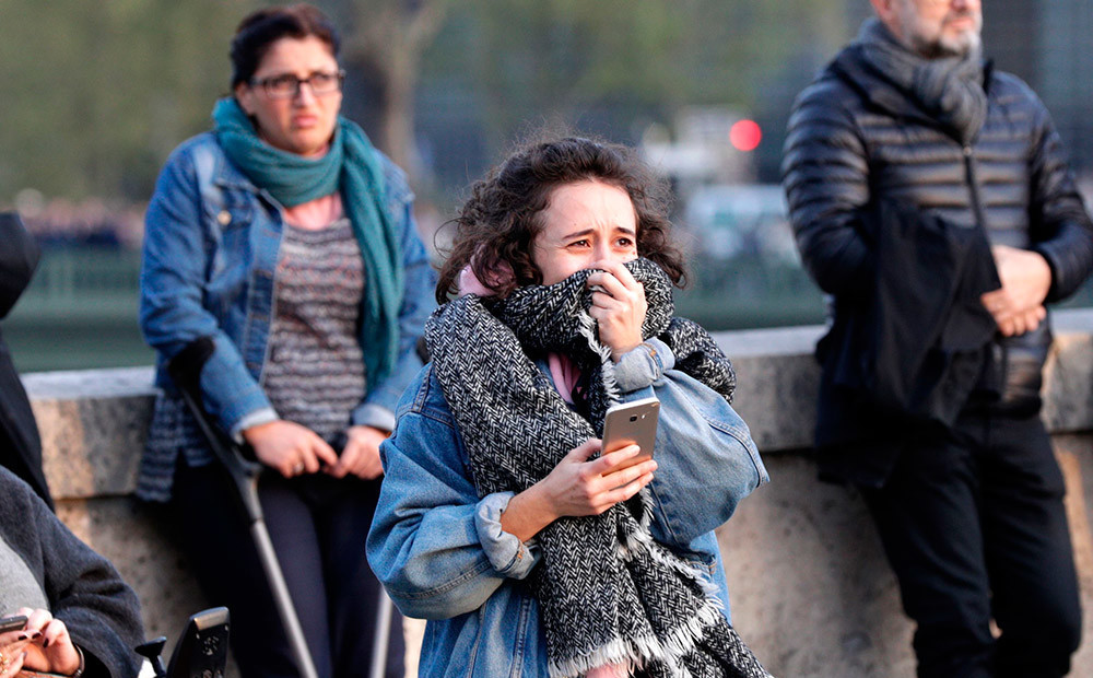 Francūži raud, redzot, kā sadeg Parīzes Dievmātes katedrāle
