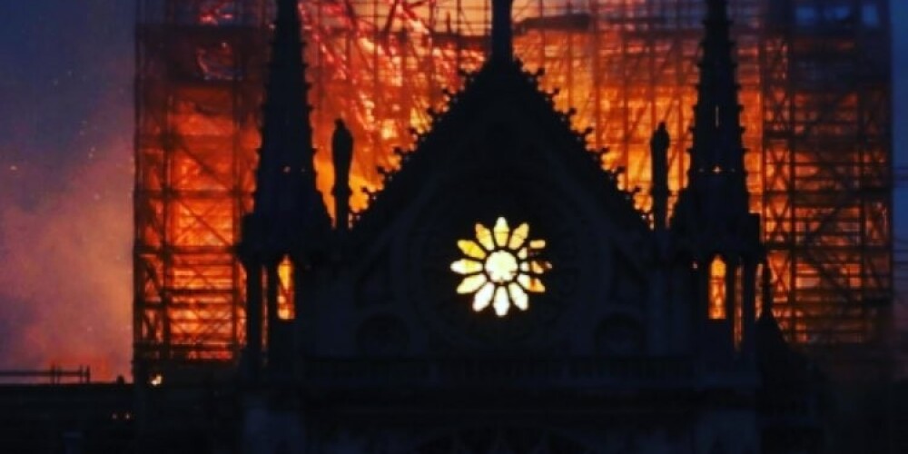 Огонь перекинулся на одну из башен собора Парижской Богоматери