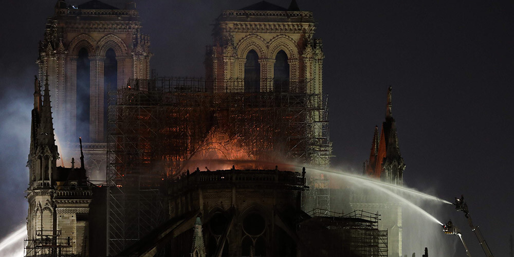 Ļaunākais ir novērsts: Parīzes Dievmātes katedrāles galvenā celtne ugunsgrēkā izglābta