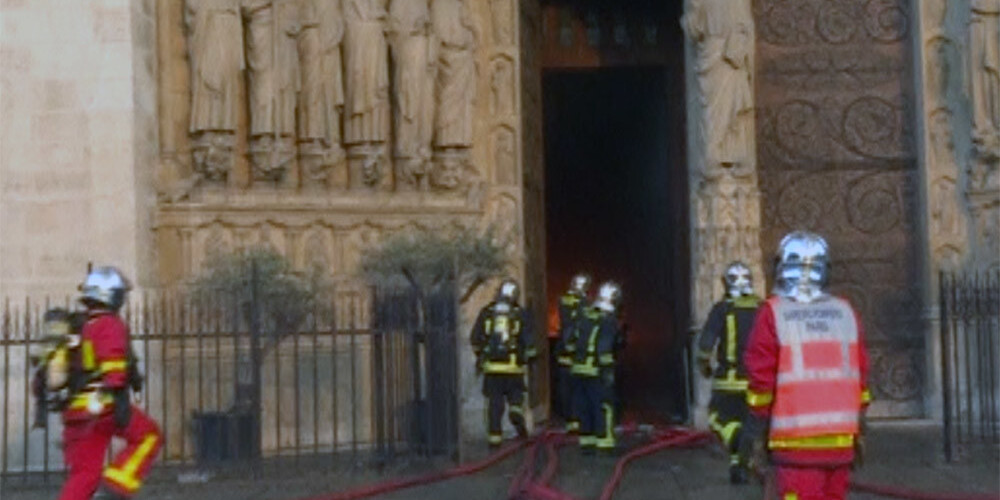 Pekles centrā: ugunsdzēsēju video ar postošo ugunsgrēku Parīzes Dievmātes katedrālē