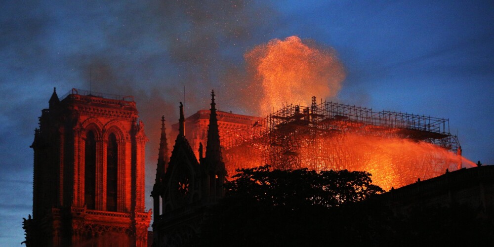"Katastrofa visai Eiropai" - pasaule šokēta un skumst par katedrāles ugunsgrēku Parīzē