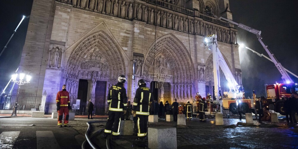 Milzu ugunsgrēks Parīzes Dievmātes katedrālē tiek kontrolēts un daļēji ir nodzēsts, paziņo ugunsdzēsēji