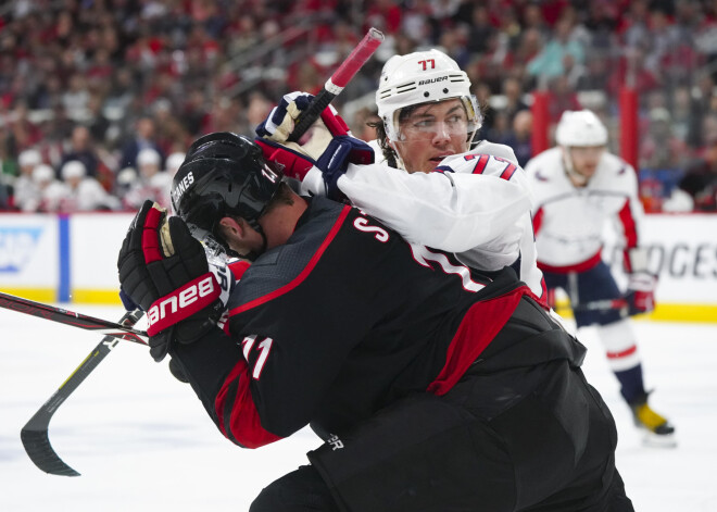 "Hurricanes" sagrauj čempioni "Capitals"; Ovečkins izkaujas