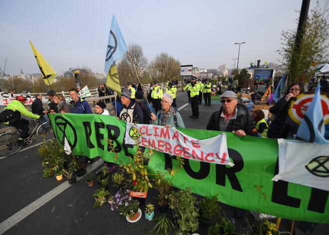 Londonā notikuši vērienīgi protesti pret politiku klimata izmaiņu jomā.