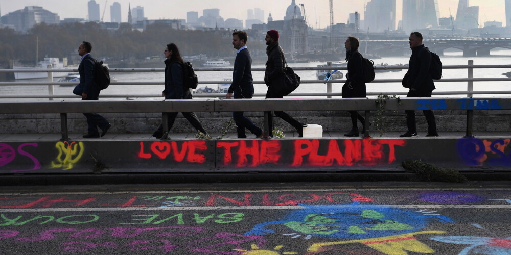 Nobloķējot Londonas svarīgākās ielas, tūkstoši protestē pret klimata politiku
