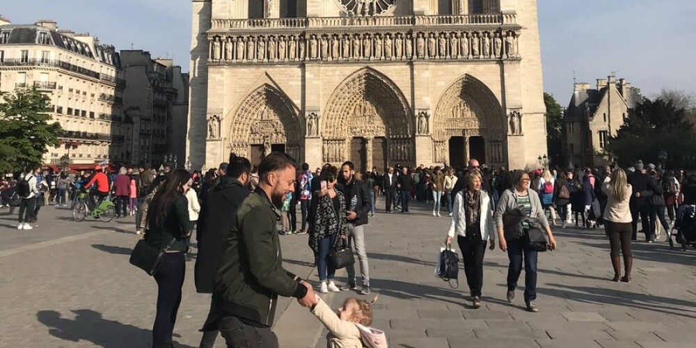 Stunda pirms: fotogrāfija ar Parīzes Dievmātes katedrāli zibenīgi izplatās internetā, fotogrāfe meklē tajā redzamo vīrieti