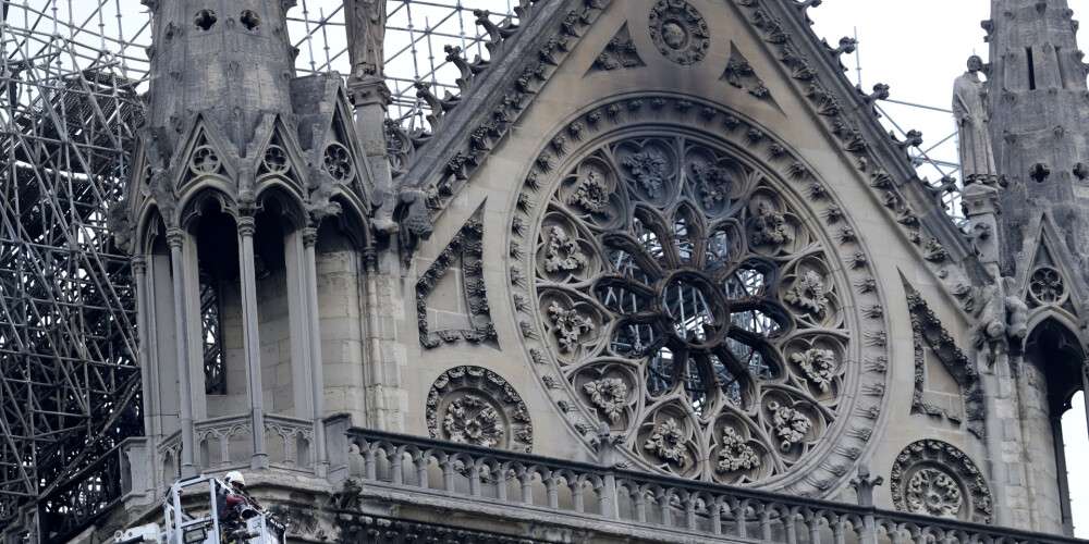 Ugunsgrēks Parīzes Dievmātes katedrālē pilnībā apdzēsts