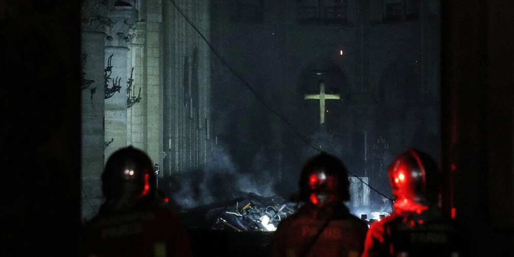 AfD Parīzes Dievmātes katedrāles ugunsgrēku saista ar uzbrukumiem kristiešiem