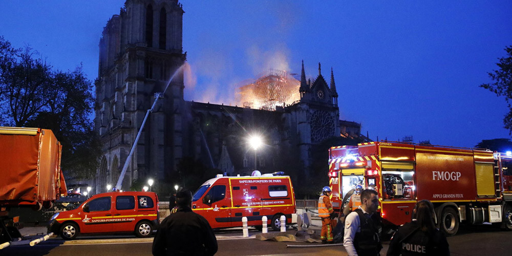 50 izmeklētāji mēģina noskaidrot, kāpēc aizdegās Parīzes Dievmātes katedrāle