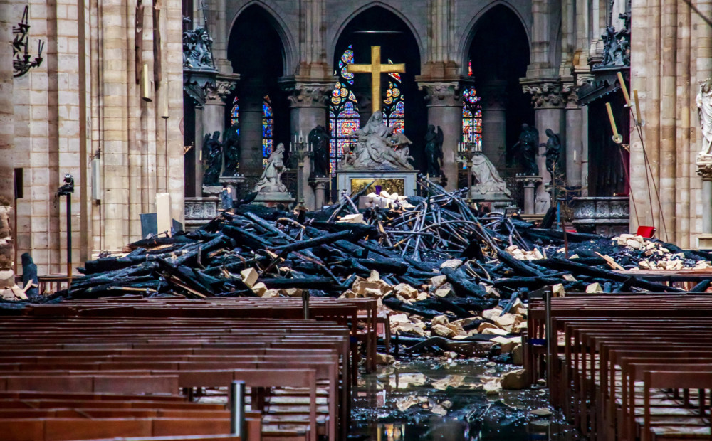 Publiskoti pirmie kadri, kā izskatās Parīzes Dievmātes katedrāles iekšpusē pēc milzīgās nelaimes