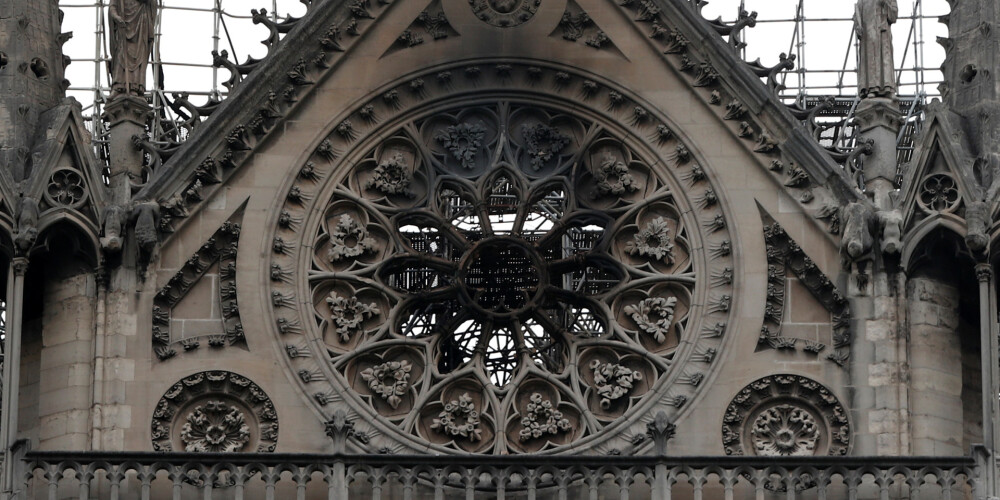 Darbinieki Parīzes Dievmātes katedrālē pēc dūmu detektora brīdinājuma 23 minūtes nav spējuši atrast uguns perēkli